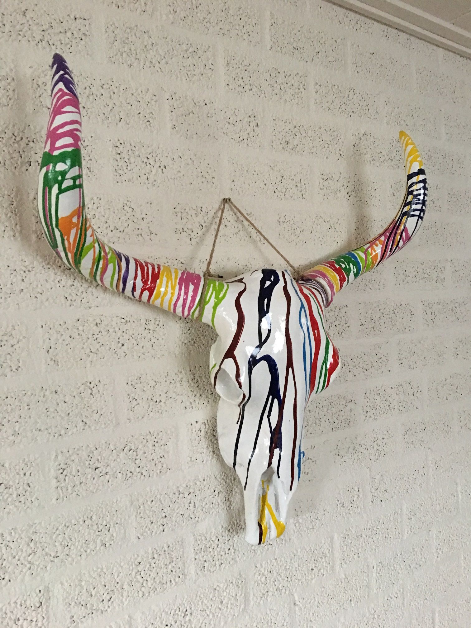 Stierschädel aus Polystone mit Hörnern und viel Farbe